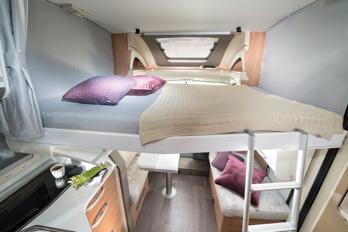 Camper huren met hefbed