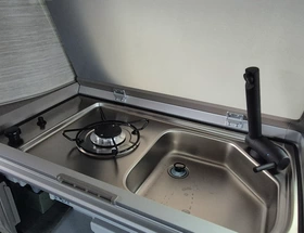 Camperkeuken met werkruimte en 1 pits gasfornuis