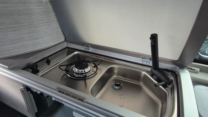 Camperkeuken met werkruimte en 1 pits gasfornuis