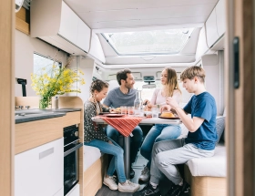 Camper huren met face-to-face zithoek
